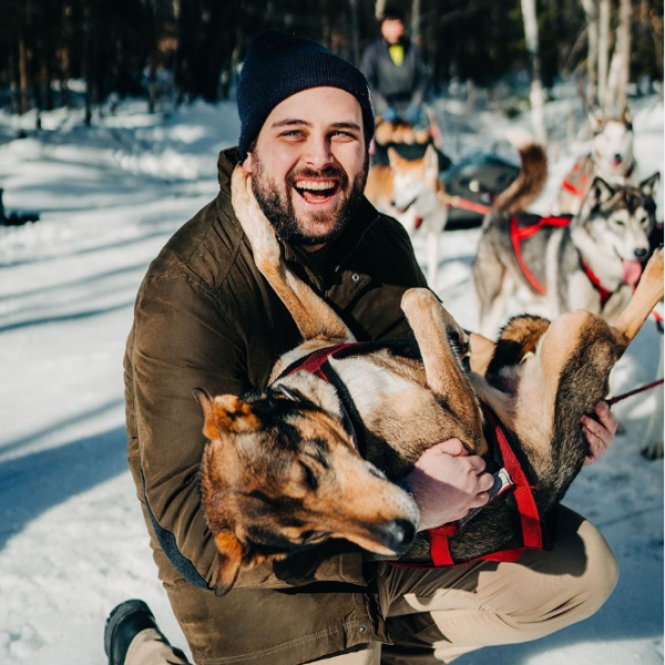 a man that is sitting in the snow